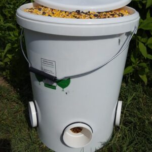 Mangeoire anti-gaspillage pour poulets 17kg (5 ports) + Abreuvoir automatique 10L avec 4 tétines horizontales